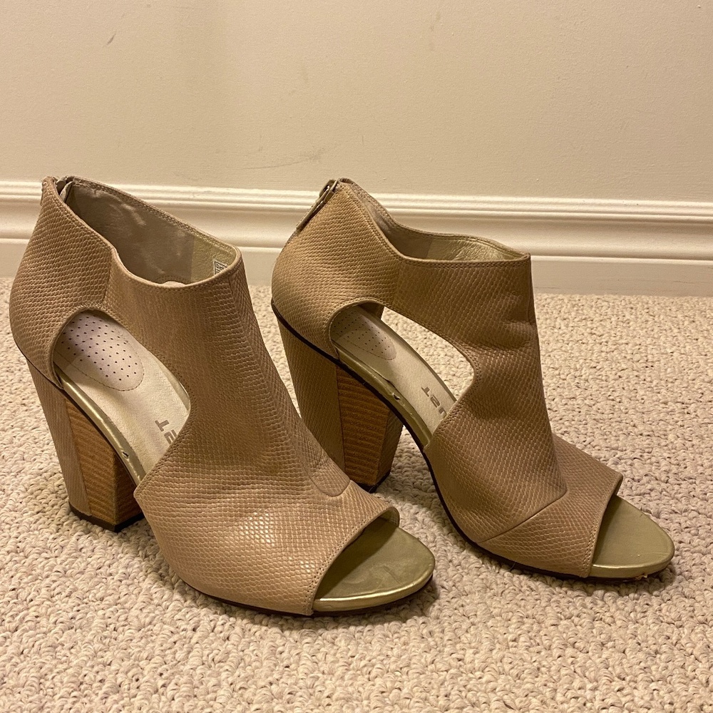 Beige peep toe heel
